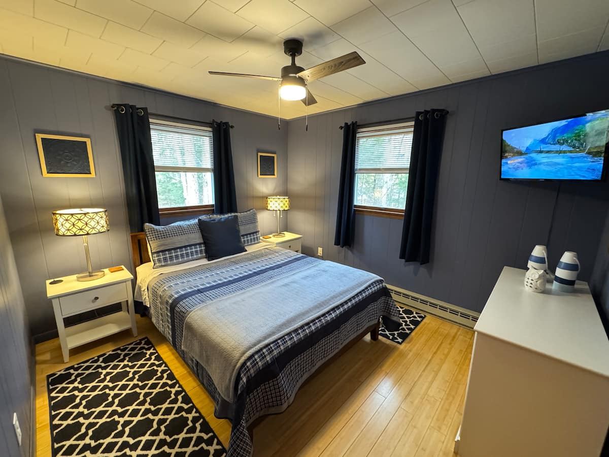 Second bedroom with a queen bed